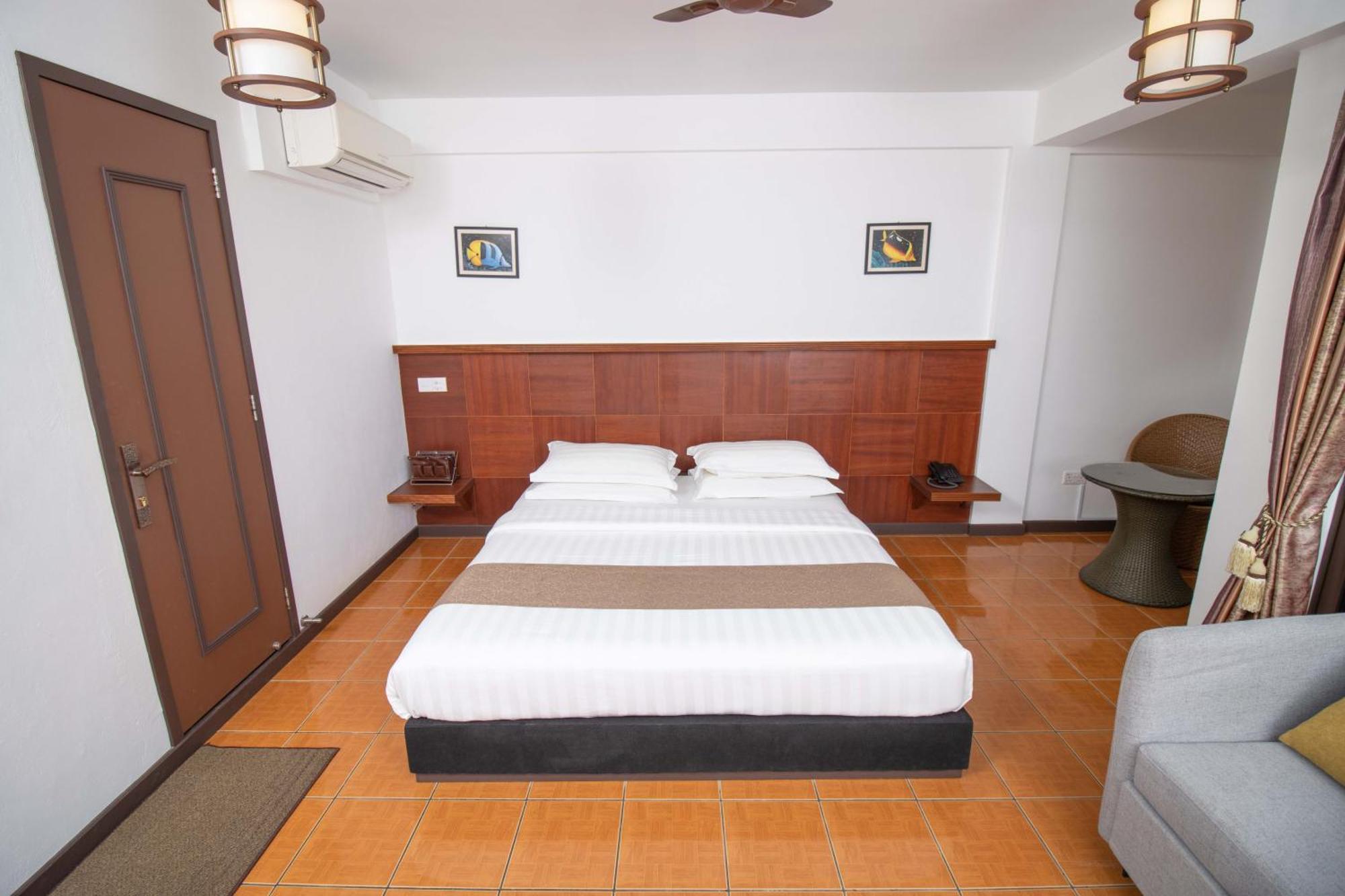 Rashu Hiyaa Hotel Dhiffushi Exterior photo