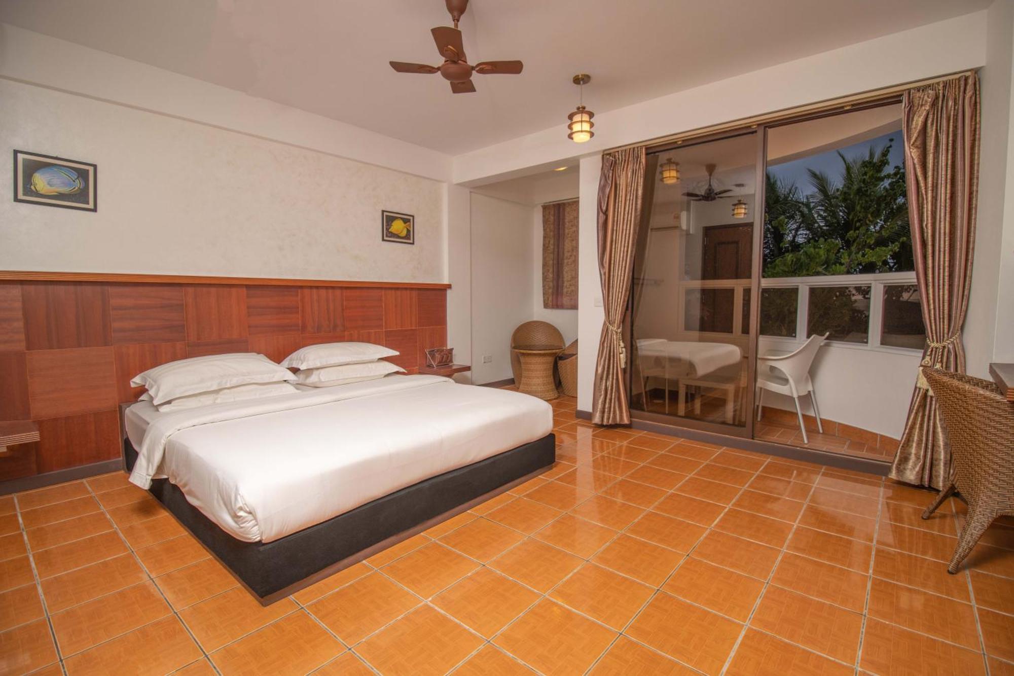 Rashu Hiyaa Hotel Dhiffushi Exterior photo
